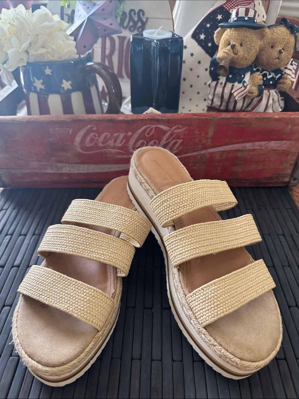 Universal Tread Florence Platform Sandals - Size 6 women’s